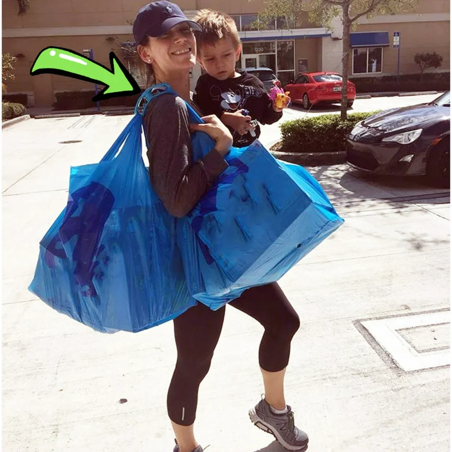 One-piece soft handle plastic bag holder to save effort and avoid hand fatigue (random color)